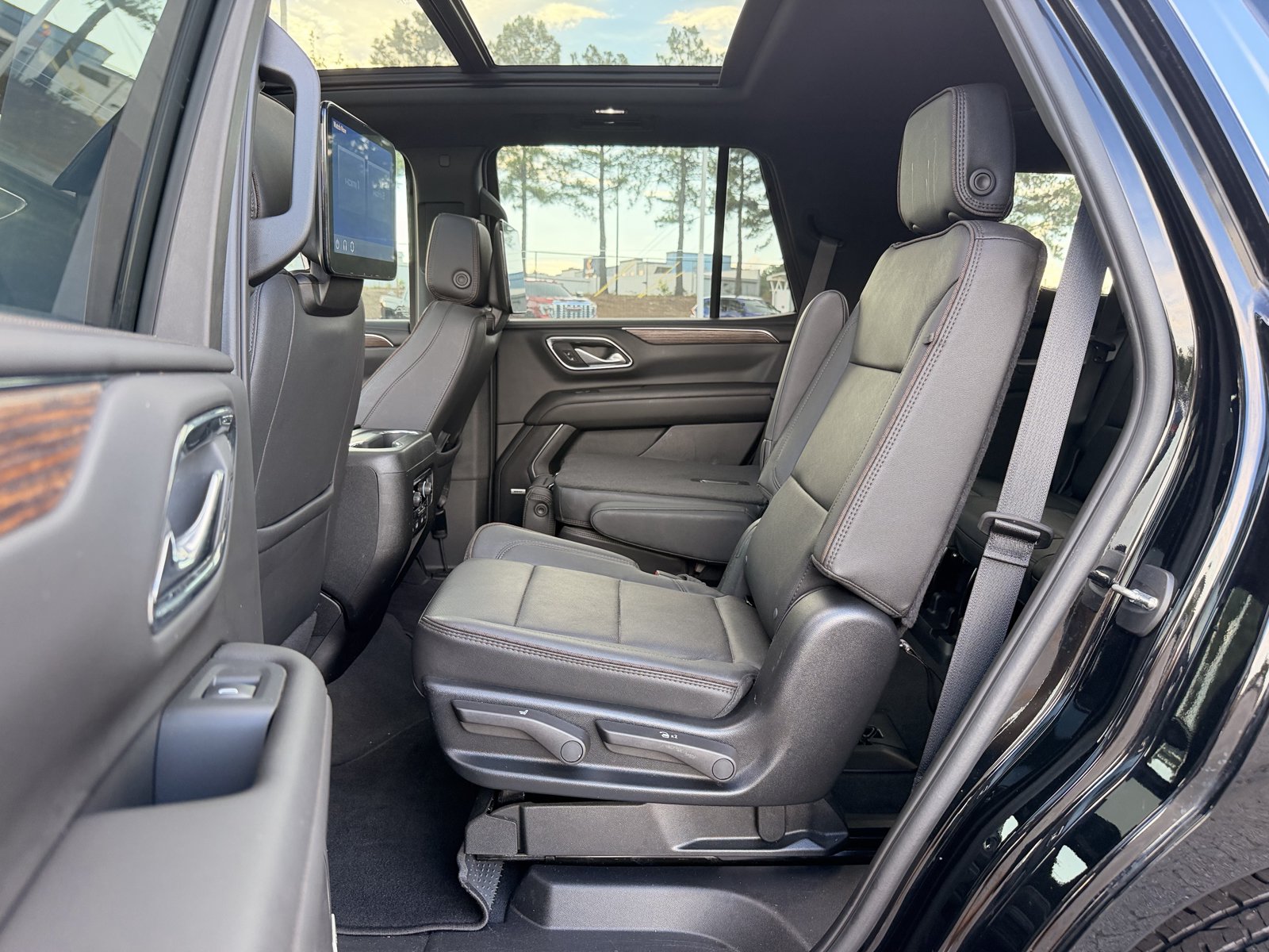 Used 2024 Chevrolet Tahoe High Country w/ Advanced Technology Package AWD/4WD image 30