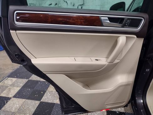 Used 2012 Volkswagen Touareg TDI image 30