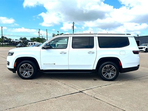 Used 2024 Jeep Wagoneer L Series II w/ Flexible Seating Group RWD image 5