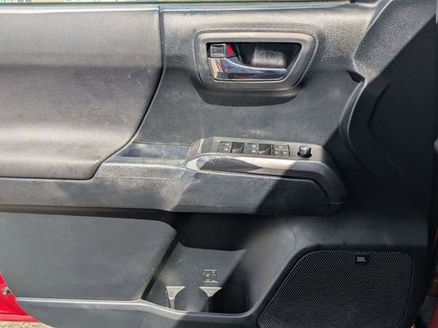 Used 2017 Toyota Tacoma TRD Sport AWD/4WD image 13