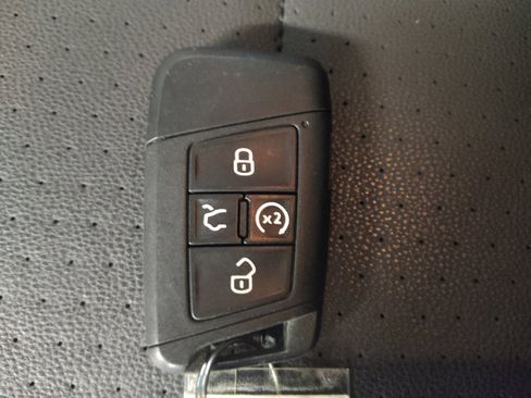 Used 2023 Volkswagen Jetta SE FWD image 32
