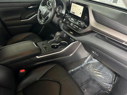 Used 2024 Toyota Highlander XLE FWD image 16
