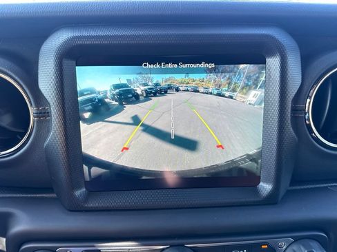 Certified 2021 Jeep Wrangler Unlimited Sahara AWD/4WD image 23