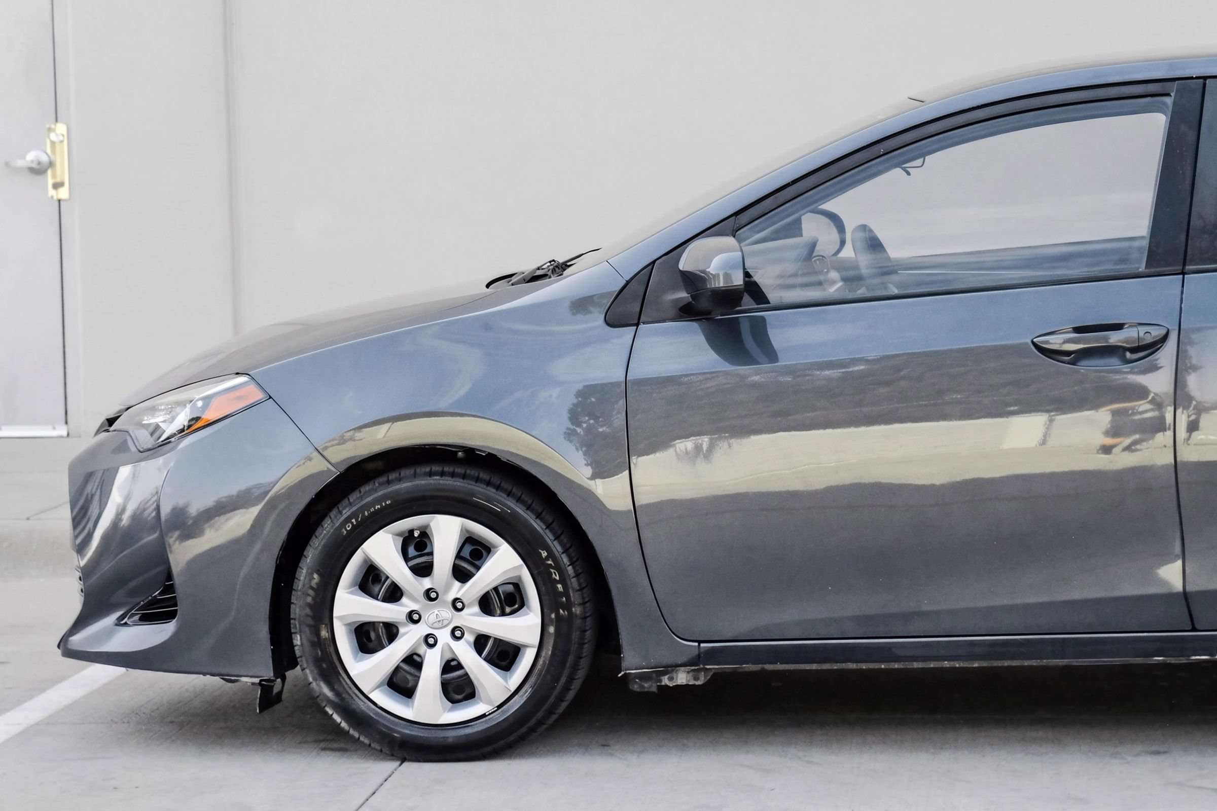 Used 2018 Toyota Corolla LE FWD image 17