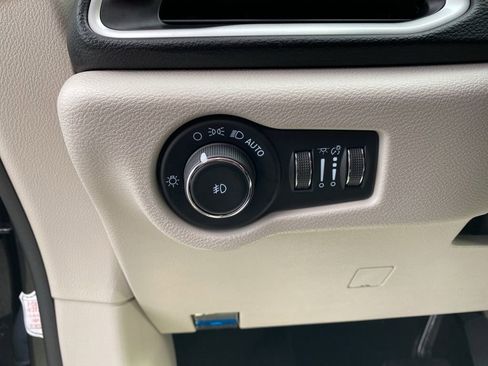 Used 2023 Chrysler Pacifica Touring-L image 14