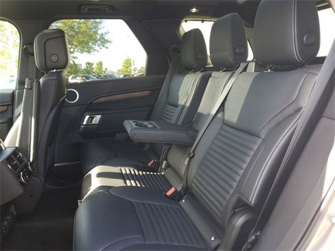 Used 2024 Land Rover Discovery Dynamic SE image 12