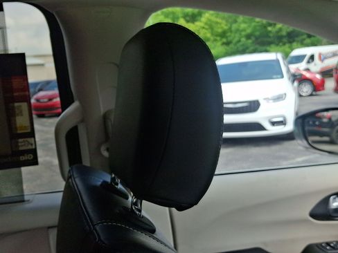 Certified 2022 Chrysler Pacifica Touring-L AWD/4WD image 14