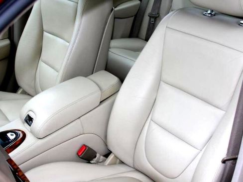 Used 2004 Jaguar XJ8 image 32