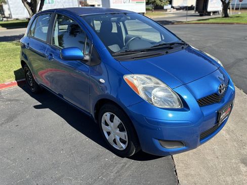 Used 2010 Toyota Yaris 4-Door Hatchback FWD image 2