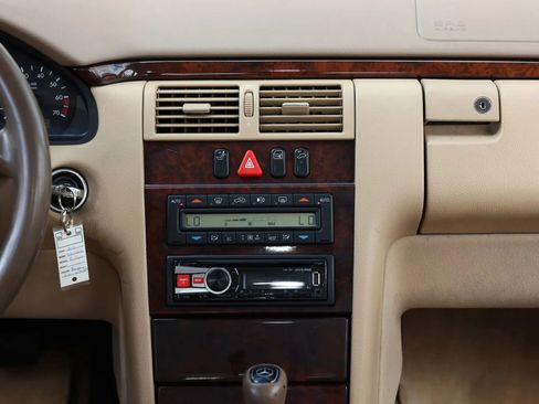 Used 2000 Mercedes-Benz E 320 4MATIC Sedan image 33