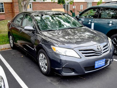 Used 2011 Toyota Camry LE FWD image 4