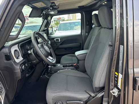 Used 2025 Jeep Wrangler Unlimited Sahara AWD/4WD image 27
