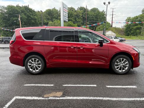 New 2027 Chrysler Pacifica Select AWD/4WD image 6