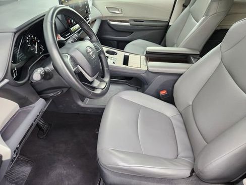 Used 2023 Toyota Sienna XLE image 10