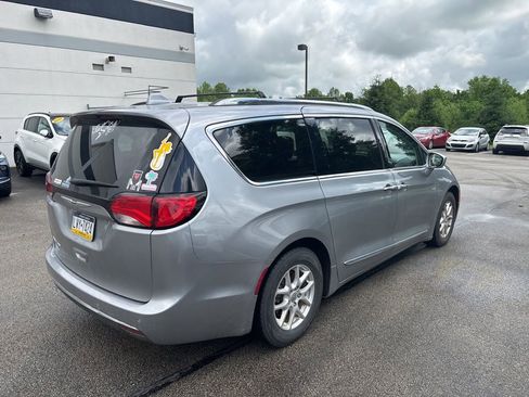 Used 2020 Chrysler Pacifica Touring-L FWD image 7