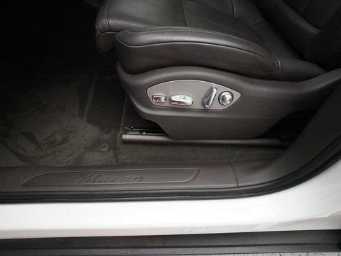 Certified 2023 Porsche Macan AWD/4WD image 17