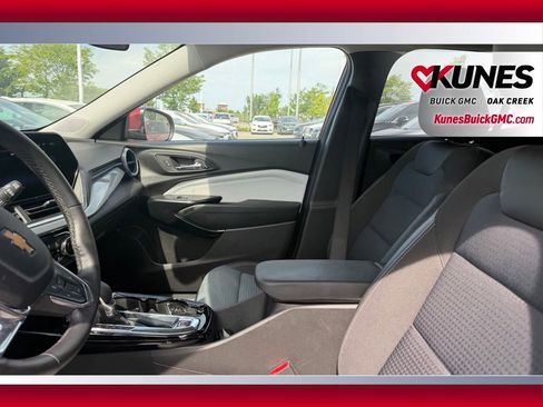 Used 2025 Chevrolet Trax LT w/ LT Convenience Package FWD image 9