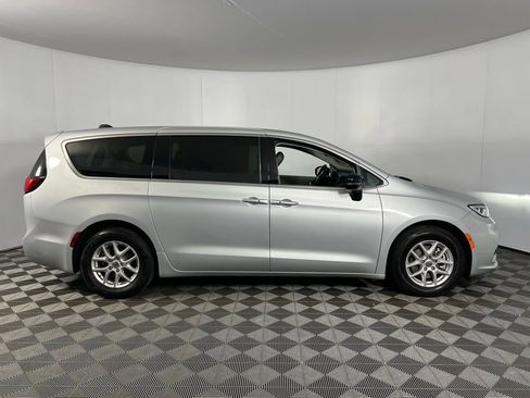 Used 2024 Chrysler Pacifica Touring-L image 3