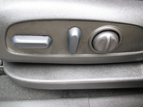 Used 2023 Chevrolet Equinox Premier image 16