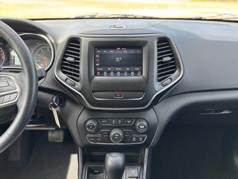 Used 2019 Jeep Cherokee Latitude w/ Popular Appearance Group image 15