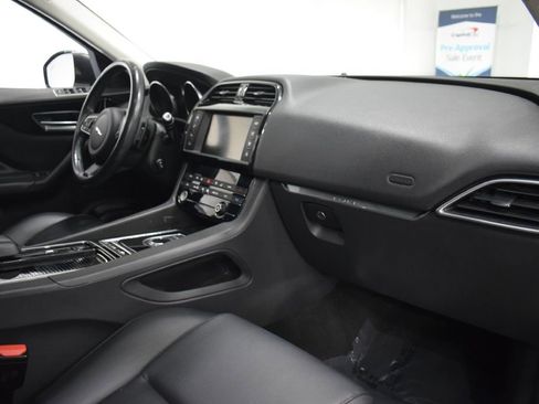 Used 2018 Jaguar F-PACE Premium image 19