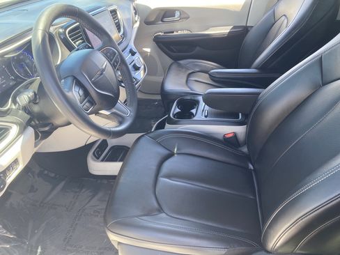 Certified 2024 Chrysler Pacifica Touring-L FWD image 18