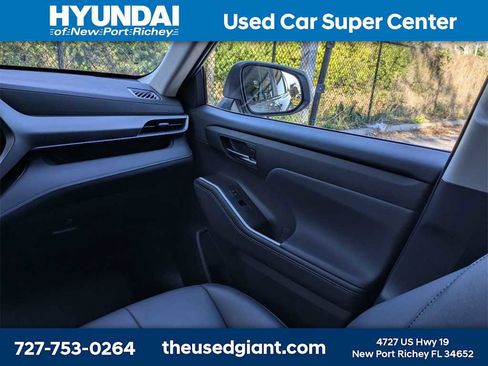 Used 2024 Toyota Highlander LE image 23