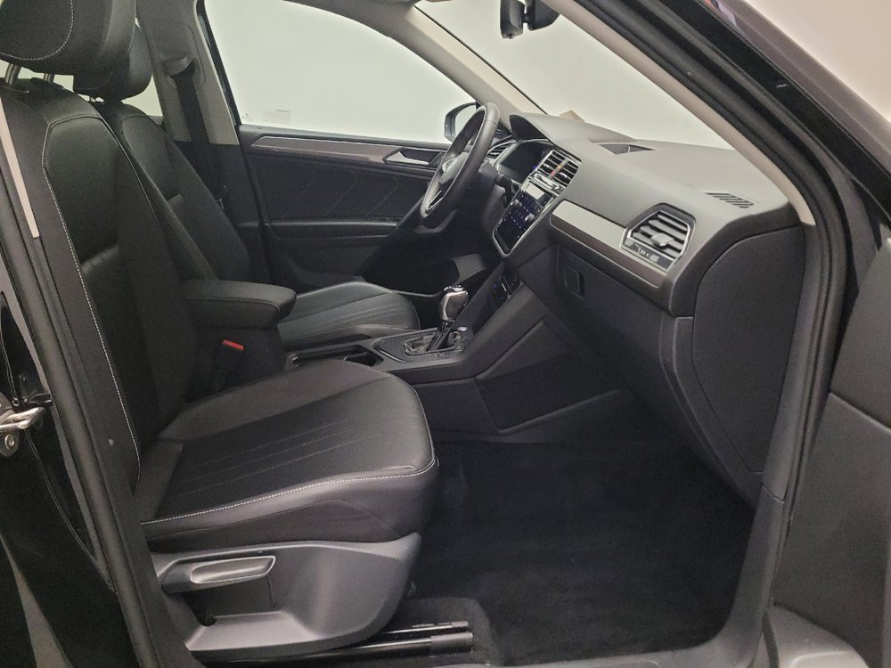 Used 2023 Volkswagen Tiguan SE w/ Panoramic Sunroof Package FWD image 21