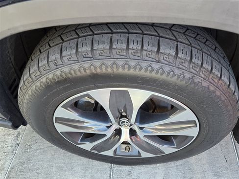 Used 2021 Toyota Highlander XLE image 7