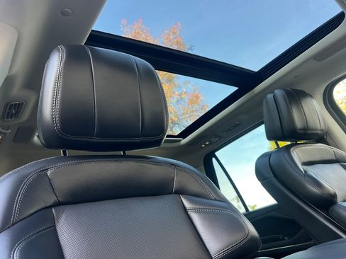 Certified 2025 Lincoln Navigator L Reserve image 18