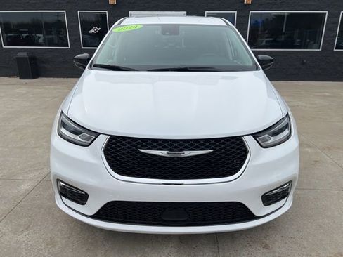 Used 2024 Chrysler Pacifica Touring-L image 2