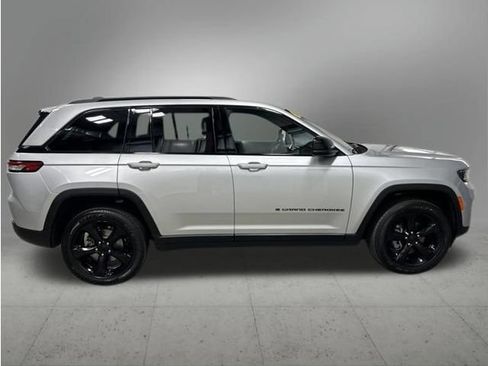 Used 2025 Jeep Grand Cherokee Altitude AWD/4WD image 6