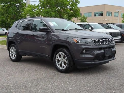 Used 2024 Jeep Compass Latitude AWD/4WD image 3