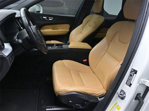 Used 2018 Volvo XC60 T5 Momentum w/ Vision Package image 18