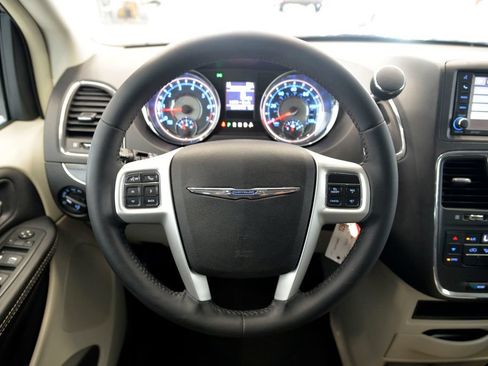 Used 2015 Chrysler Town & Country Touring FWD image 19