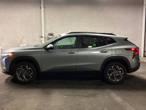 Used 2025 Chevrolet Trax LT w/ LT Convenience Package image 6