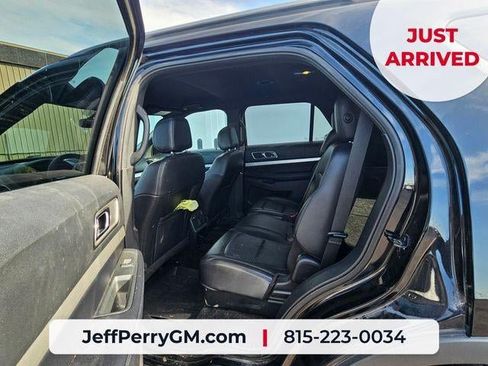 Used 2017 Ford Explorer XLT w/ Equipment Group 202A AWD/4WD image 17