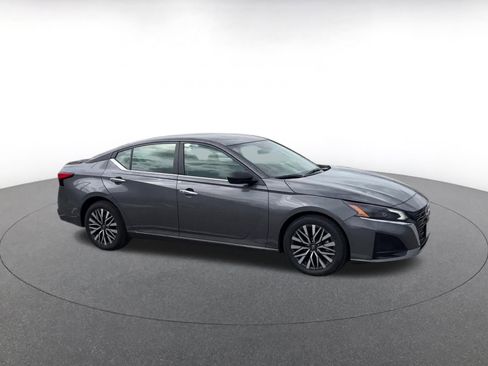 Used 2025 Nissan Altima 2.5 SV FWD image 2