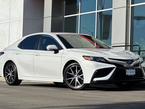 Used 2023 Toyota Camry SE image 2