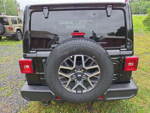 New 2026 Jeep Wrangler Unlimited Sahara AWD/4WD image 4