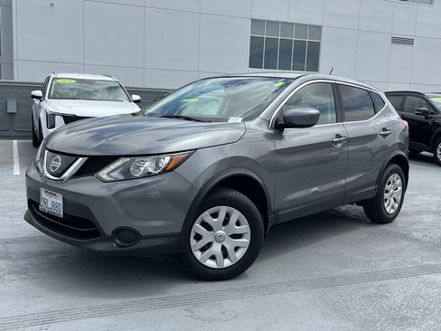 Used 2018 Nissan Rogue Sport S FWD image 2
