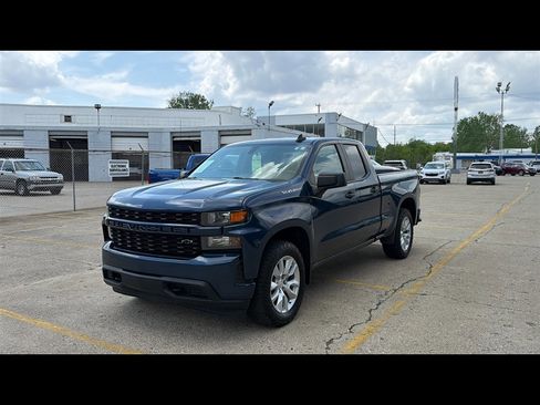 Used 2019 Chevrolet Silverado 1500 Custom w/ Custom Value Package AWD/4WD image 2