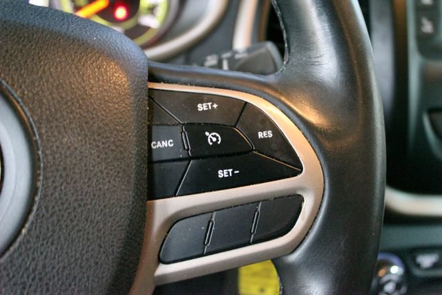 Used 2017 Jeep Cherokee Latitude w/ Cold Weather Group AWD/4WD image 17