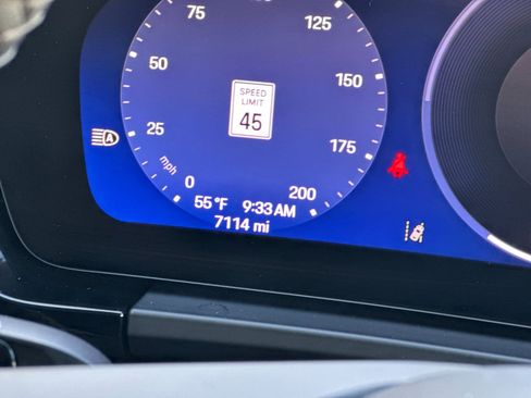 Certified 2025 Porsche Macan Electric image 32