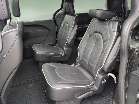 Used 2026 Chrysler Pacifica Limited FWD image 18