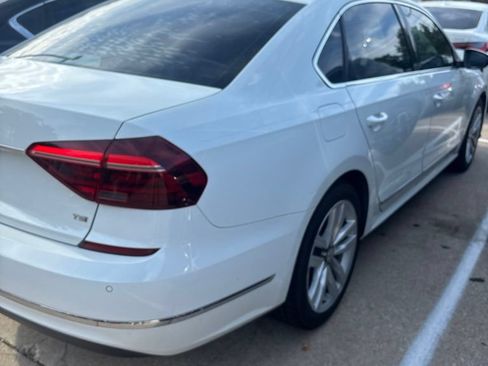 Used 2017 Volkswagen Passat 1.8T SE FWD image 4