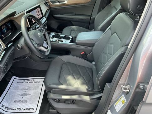 Used 2025 Volkswagen Atlas SE AWD/4WD image 16