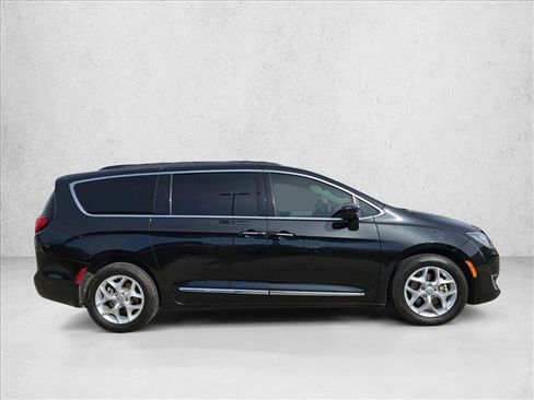 Used 2017 Chrysler Pacifica Touring-L w/ Tire & Wheel Group image 4