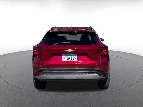 Used 2025 Chevrolet Trax LT w/ LT Convenience Package FWD image 12