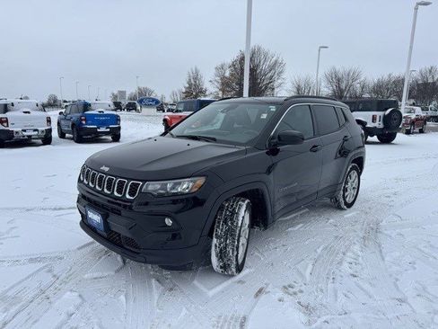 Used 2024 Jeep Compass Latitude image 3
